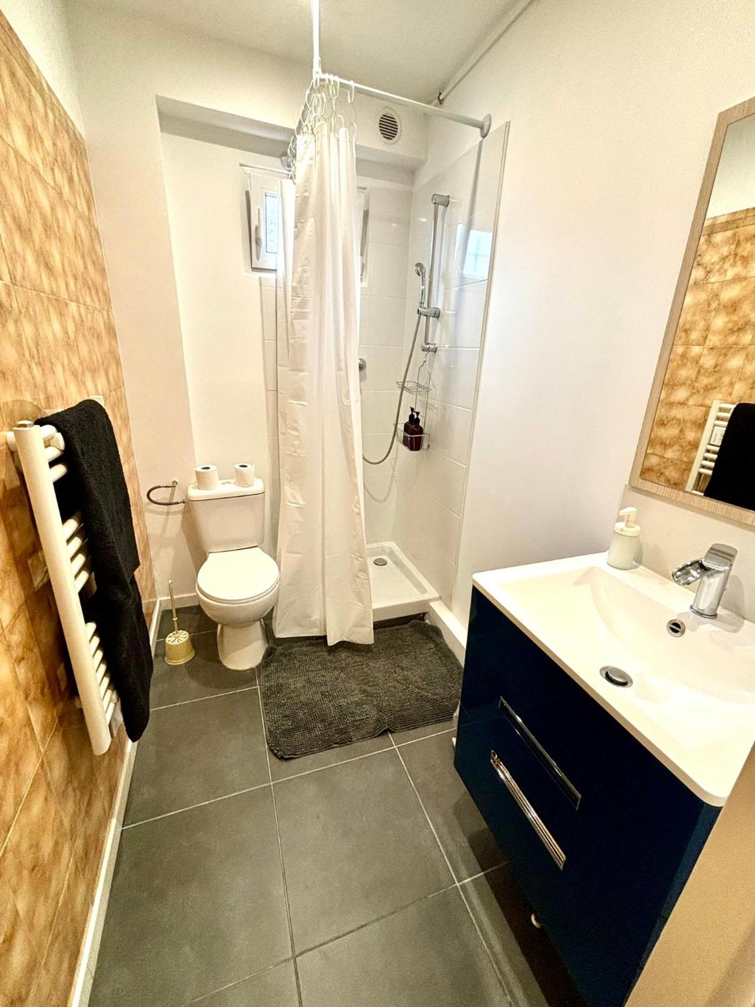 Holiday home Grande Maison Confort - 5 5 Salles De Bain - Rer A - Paris - *